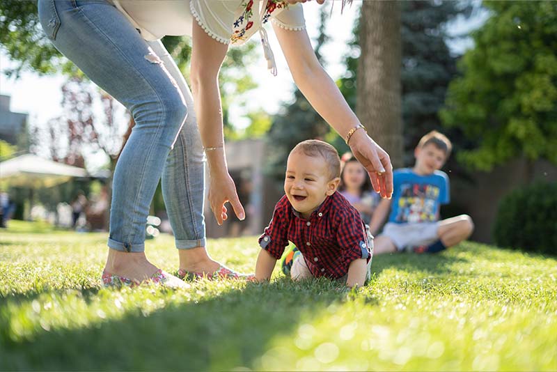 Genitori che prendono per mano i loro figli nello sviluppo della loro conoscenza linguistica